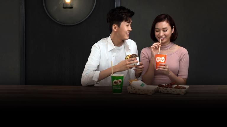Happy couple drinking Sjora and Milo