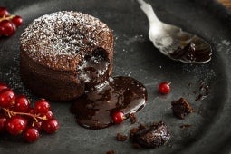 KITKAT MOLTEN CHOCOLATE LAVA CAKE